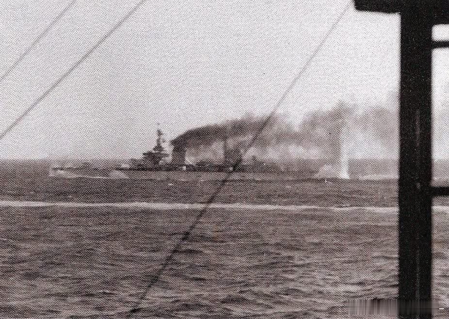 1940年11月27日斯帕提芬托角海战中奋战的的里雅斯特号重巡洋舰，舰尾处还可以