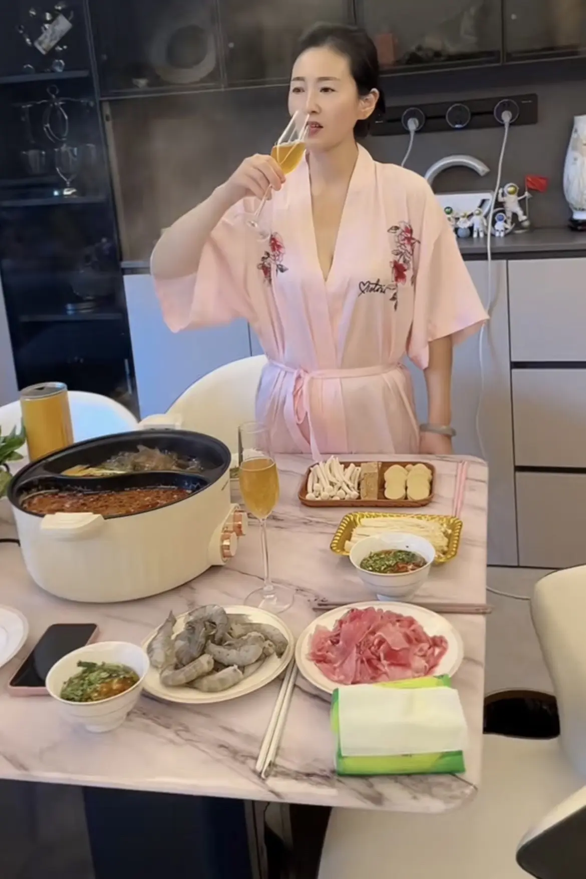 敬今晚的自己：不慌不忙，有酒有光，明天的事，明天再和清醒的我商量🥂.