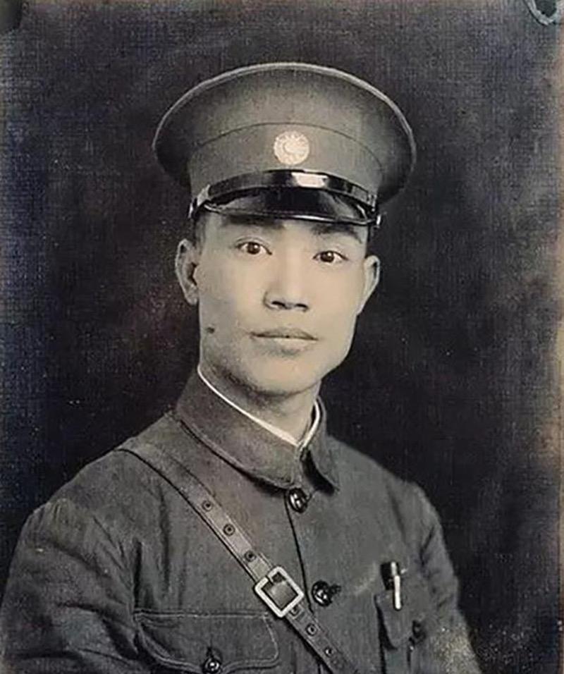 在最冷的年代，有人用最热的方式报旧恩。吴石倒在1950年的枪声里，妻子与孩子被推