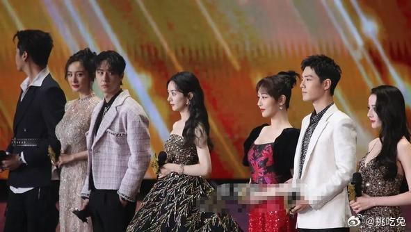 王一博这眼神应该是在看肖战吧？有没有人来解读一下眼神里包含了什么感情[偷笑] ​