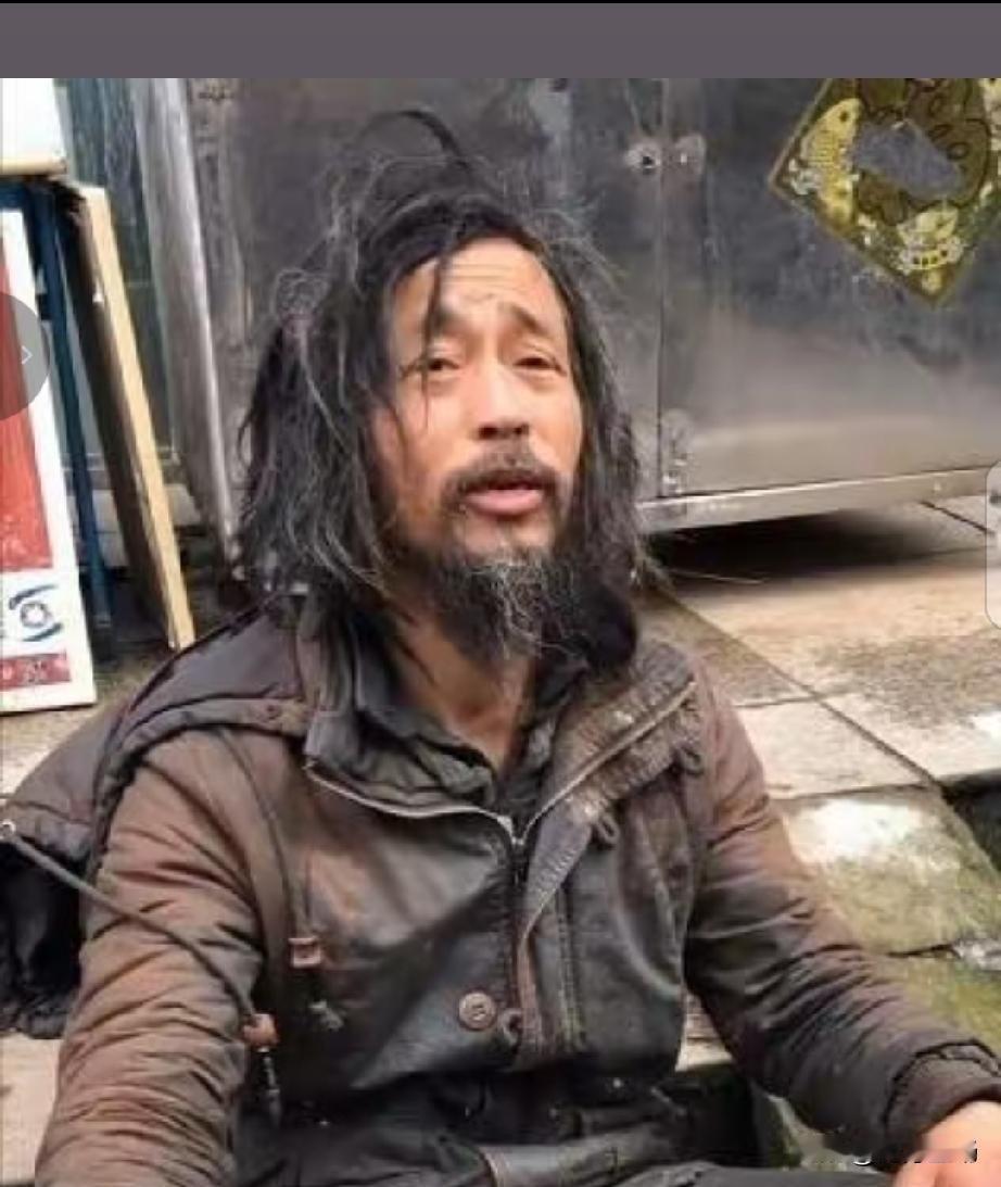 全网唯一能红两次的网红，也就只有“流浪大师”沈巍了！2019年，上海街头一个蓬头
