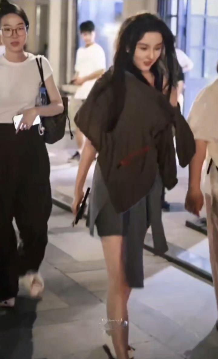 宋祖儿港风下班路透家人们谁懂啊！2025年8月10日宋祖儿下班路透杀疯了！凌乱卷