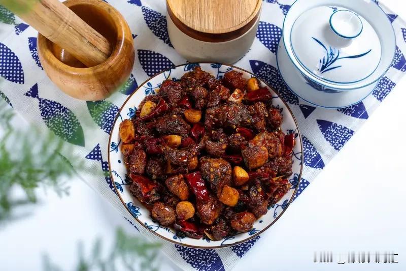 要说哪个菜最能代表川菜，还真难选。像麻辣豆腐，麻得过瘾、辣得畅快、香得诱人，豆腐