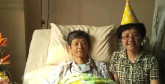 2016年，艾跃进的妻子陪着他一起庆祝了最后一次生日，照片上的他脸上带着微笑，但