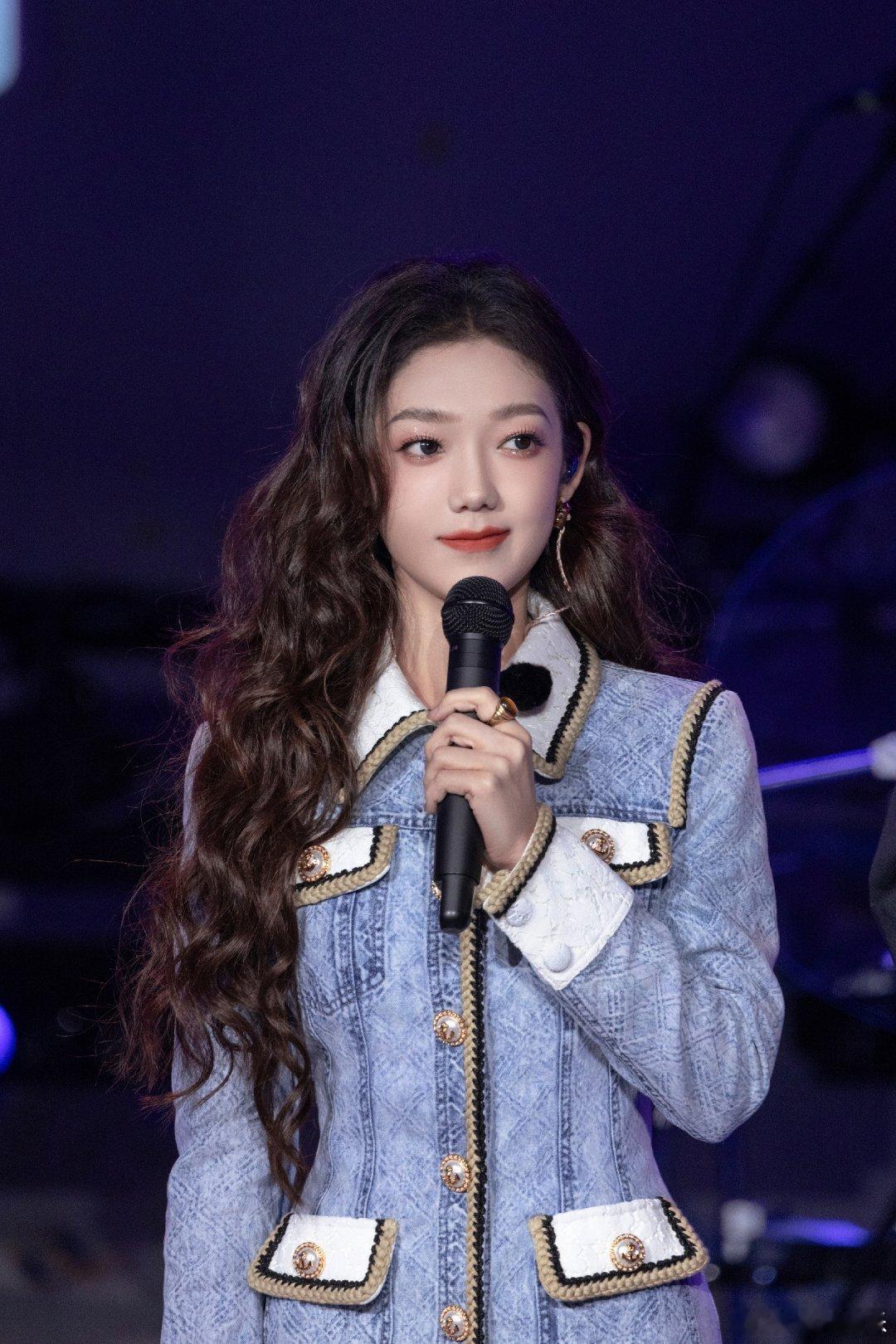#硬糖少女303##希林娜依高# 今日份糖妹新鲜物料希林娜依高17号音乐仓库工作
