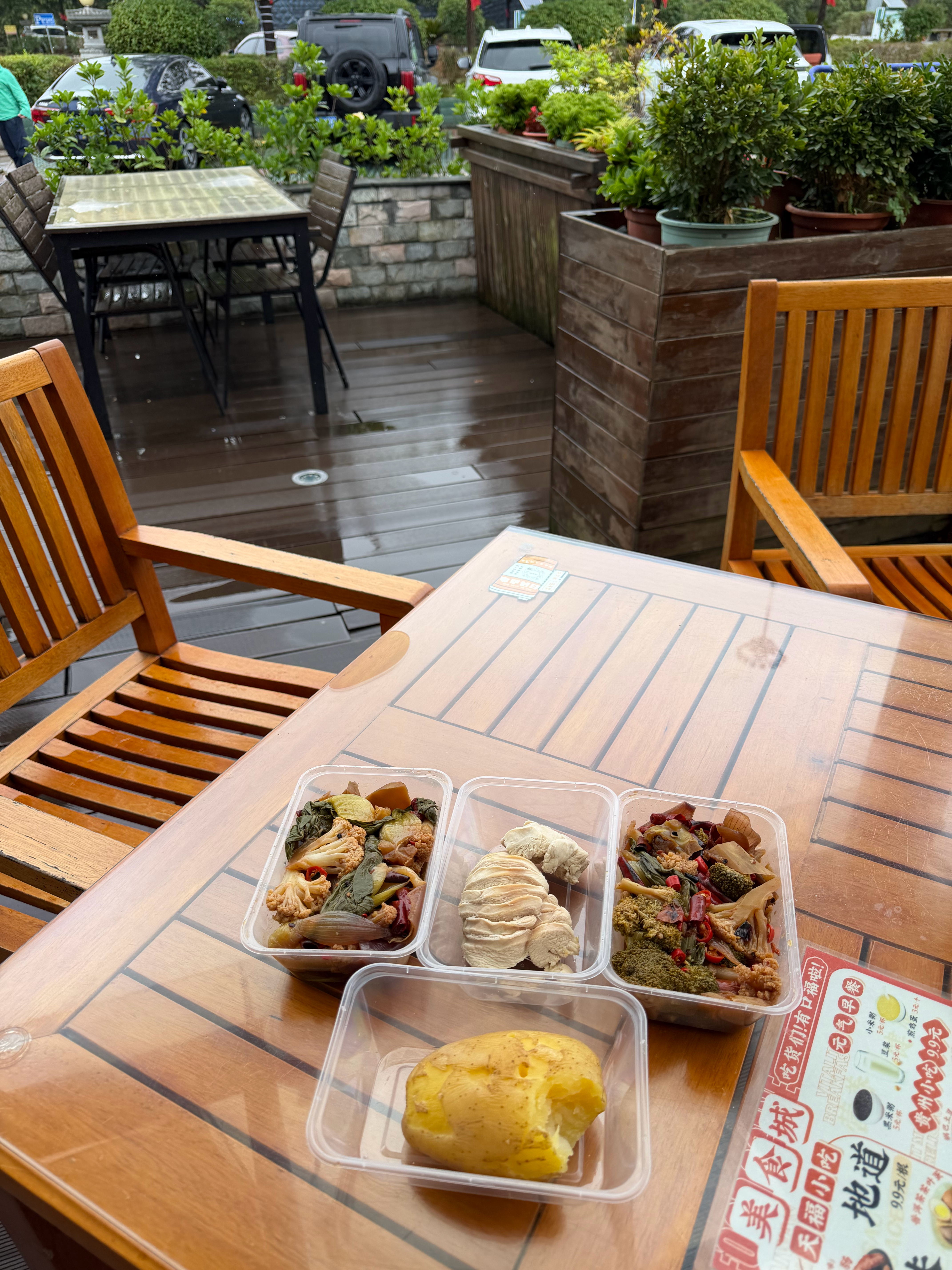 出远门，在服务区，自己带的饭[awsl]肆无忌惮吃了三天放纵餐，未来一周都要清淡