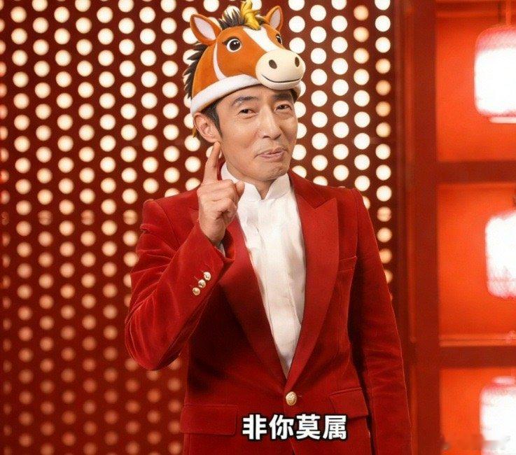 期待撒贝宁的春晚保留节目 每年春晚最期待的不是小品不是唱歌，是撒老师那顶生肖帽！