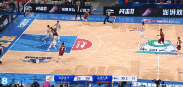 陈盈骏啊！！！价值所在啊！！！最后时刻，三分球反超比分上海队！ ​​​
