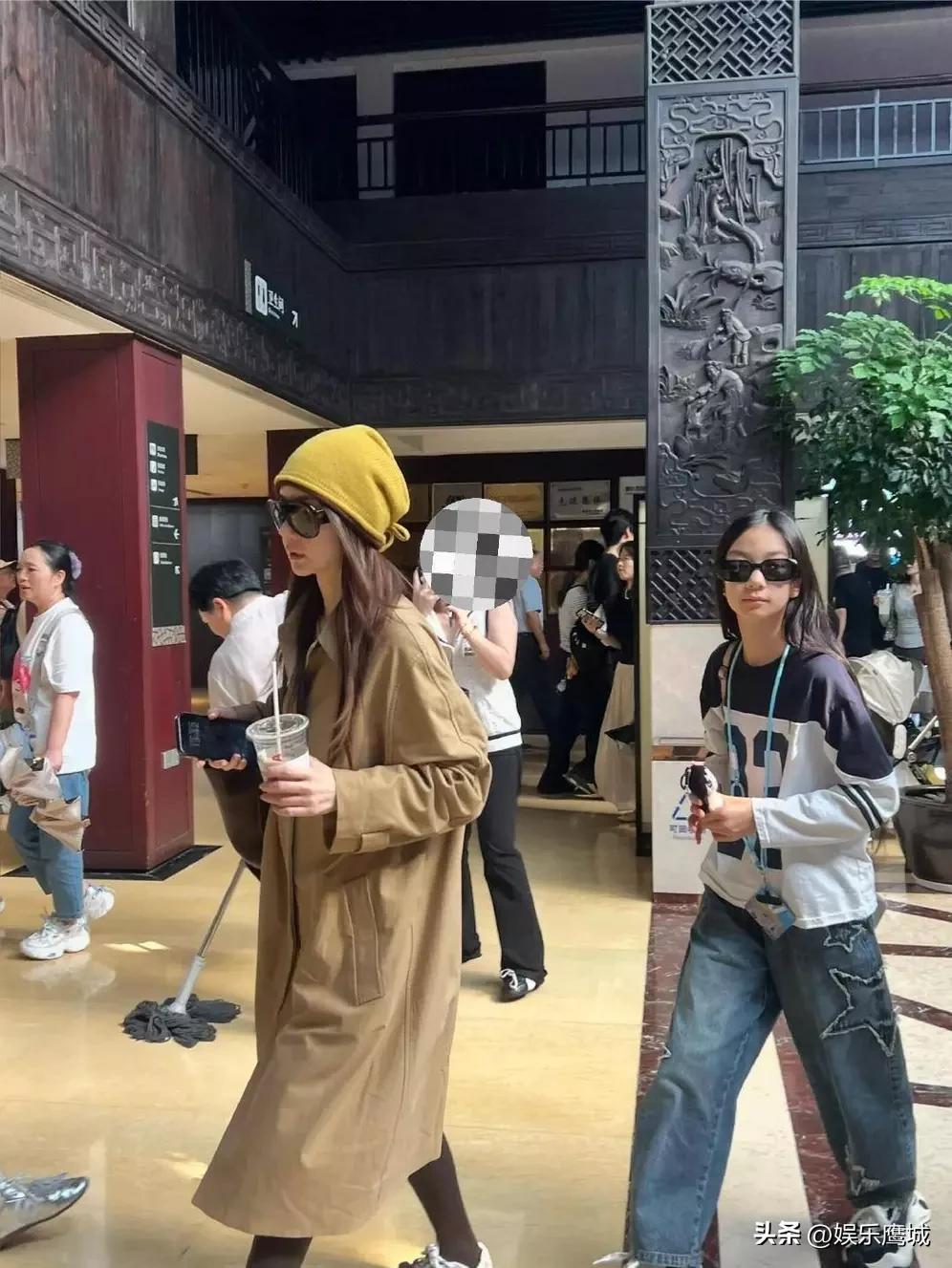 乌镇偶遇戚薇一家三口！Lucky简直是妈妈的复刻版
 
网友在乌镇街头拍到戚薇、