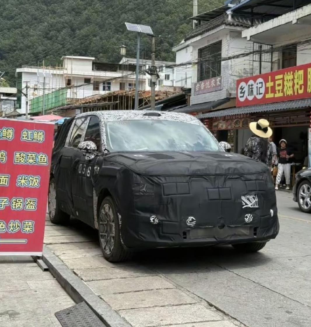 小米大尺寸增程SUV伪装路试图。【来自懂车帝车友圈】