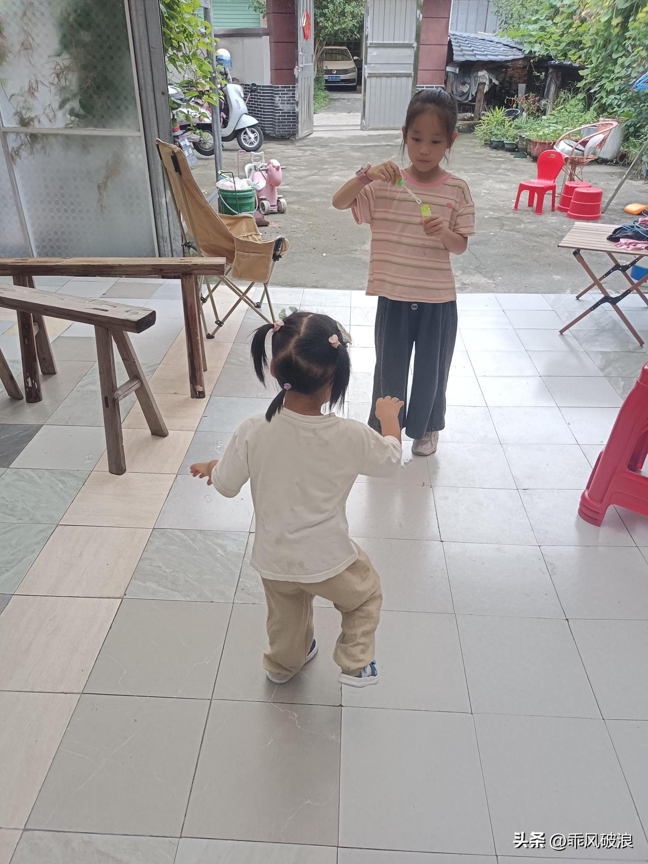 8月29号又是下了一上午的重雨，出不了门在家带娃，孩子在吹泡泡。