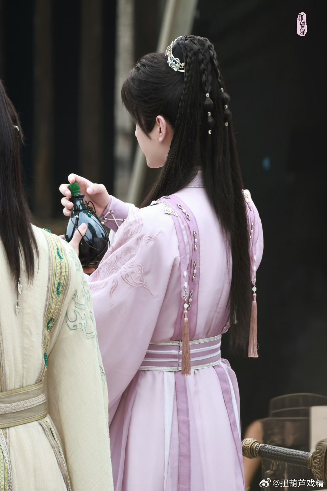 看看这位，衣服花里胡哨，浓妆滤镜，几乎都是出演古偶第一美男，就是这么自信 ​​​