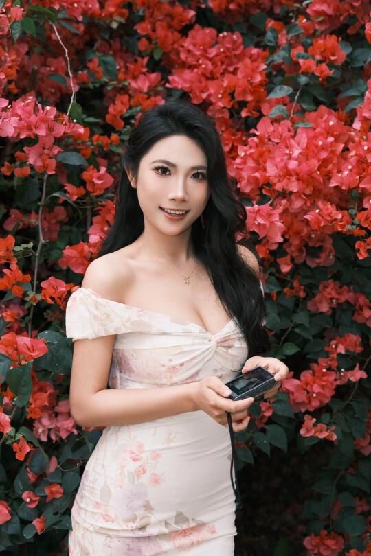 湛江浪漫的三角梅花墙拍照也太好看了吧