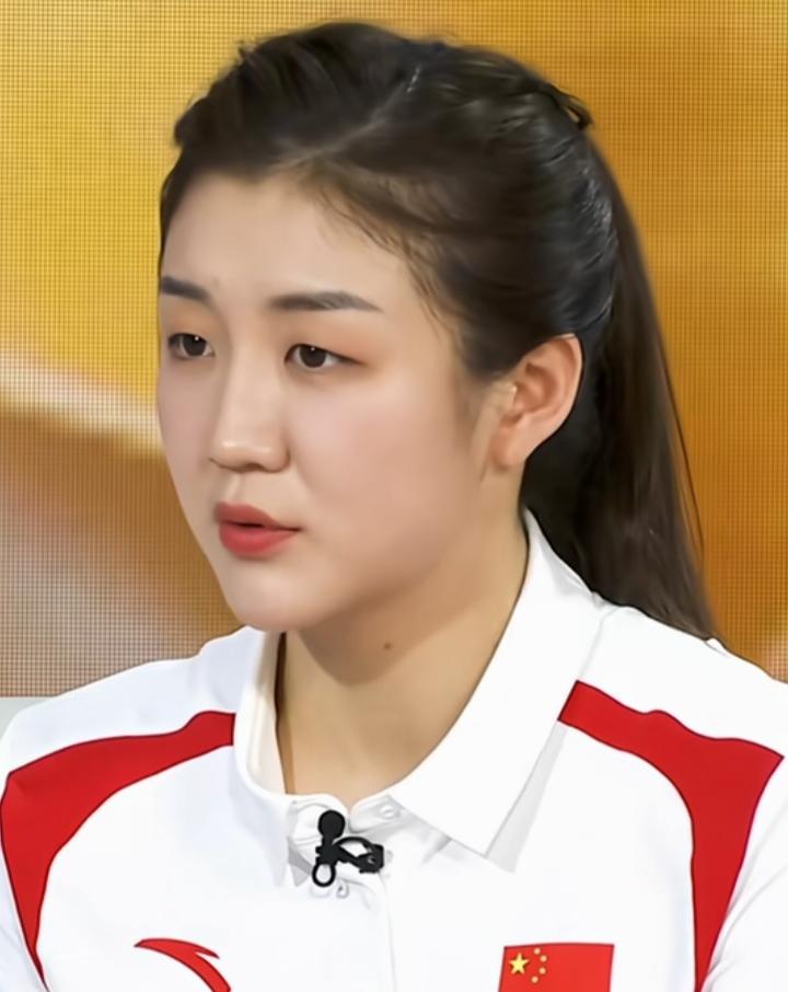 主持人问陈梦:“哪一场球输的是你最不能接受的？”陈梦说:“2021年的世乒赛。”