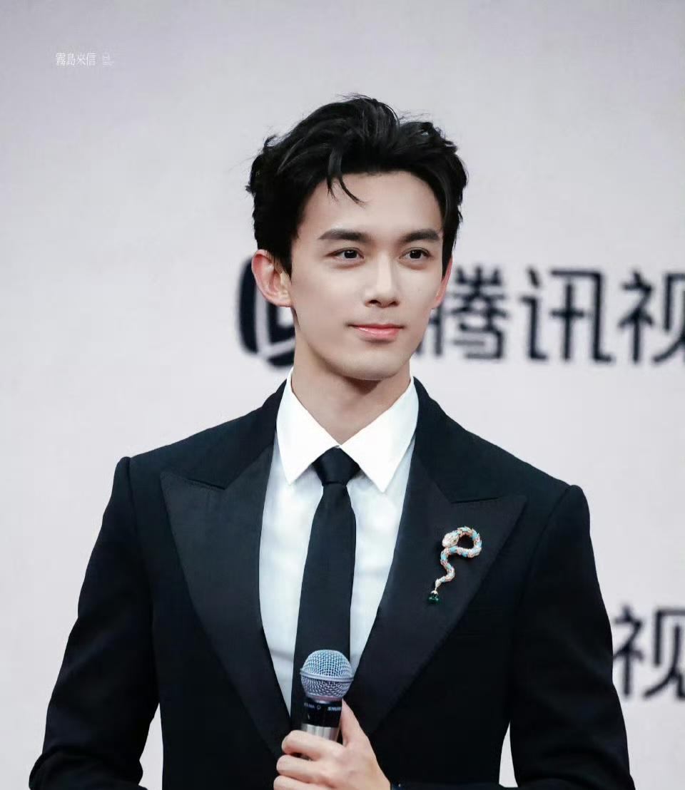 吴磊星光大赏两套造型都还不错，板板正正的帅哥！

最近为了拍《剑来》，吴磊肉眼可