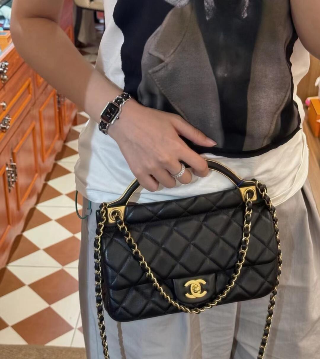 欣赏一下新买的小包包吧！