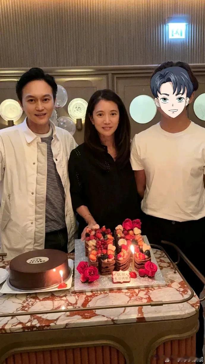 袁咏仪生日时，晒出一张合照。在这张照片中，袁咏仪与丈夫张智霖、儿子张慕童一家三口