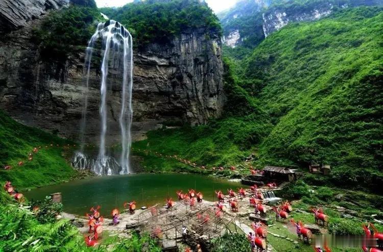 湖南湘BA拉拉队现场抛撒喜糖喜帖太绝了！画风突变德夯幻境苗寨婚礼，互动撒糖抛帖氛