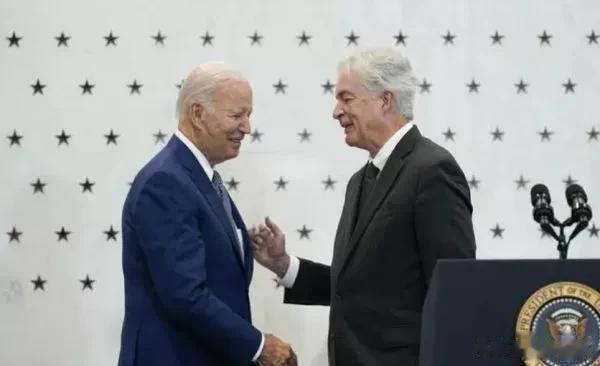 乌克兰军队已不受泽连斯基掌控？俄军究竟在和谁打，美情报官爆出猛料

来源:海峡通