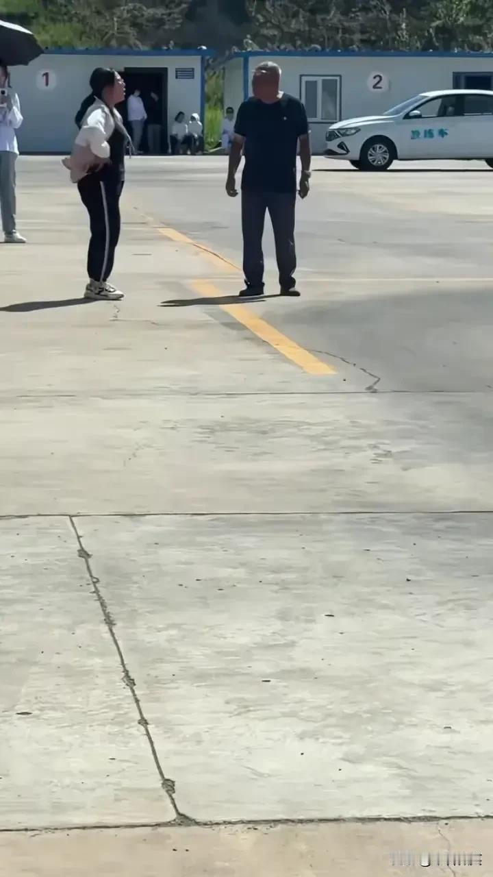 这就是被家长宠坏的孩子！学车不让教练压车，好说歹说，让教练压车了，女孩又不让其他