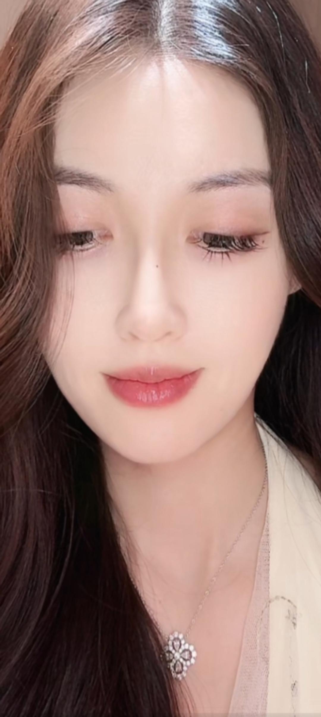 温柔甜美的微笑，散发着自然的光彩✨