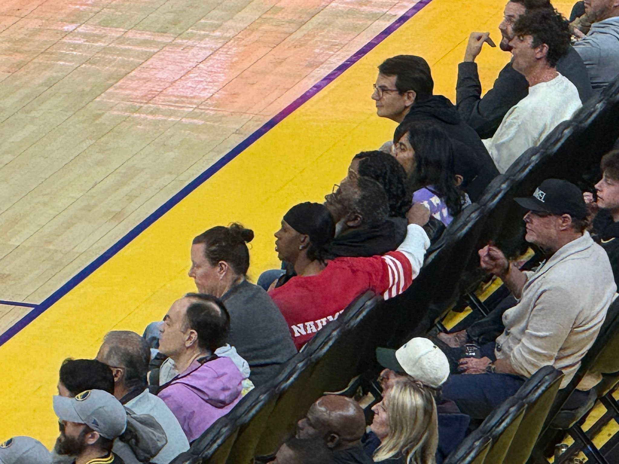 昨天科迪与父母一同坐在场边观看杰伦打比赛，因为爵士今天就要在客场挑战勇士。雷霆战