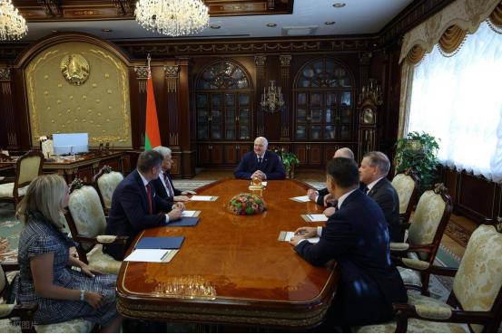 国际上又出了件稀罕事，美国盯了白俄罗斯这么久，制裁手段没少用，这回居然主动松了手