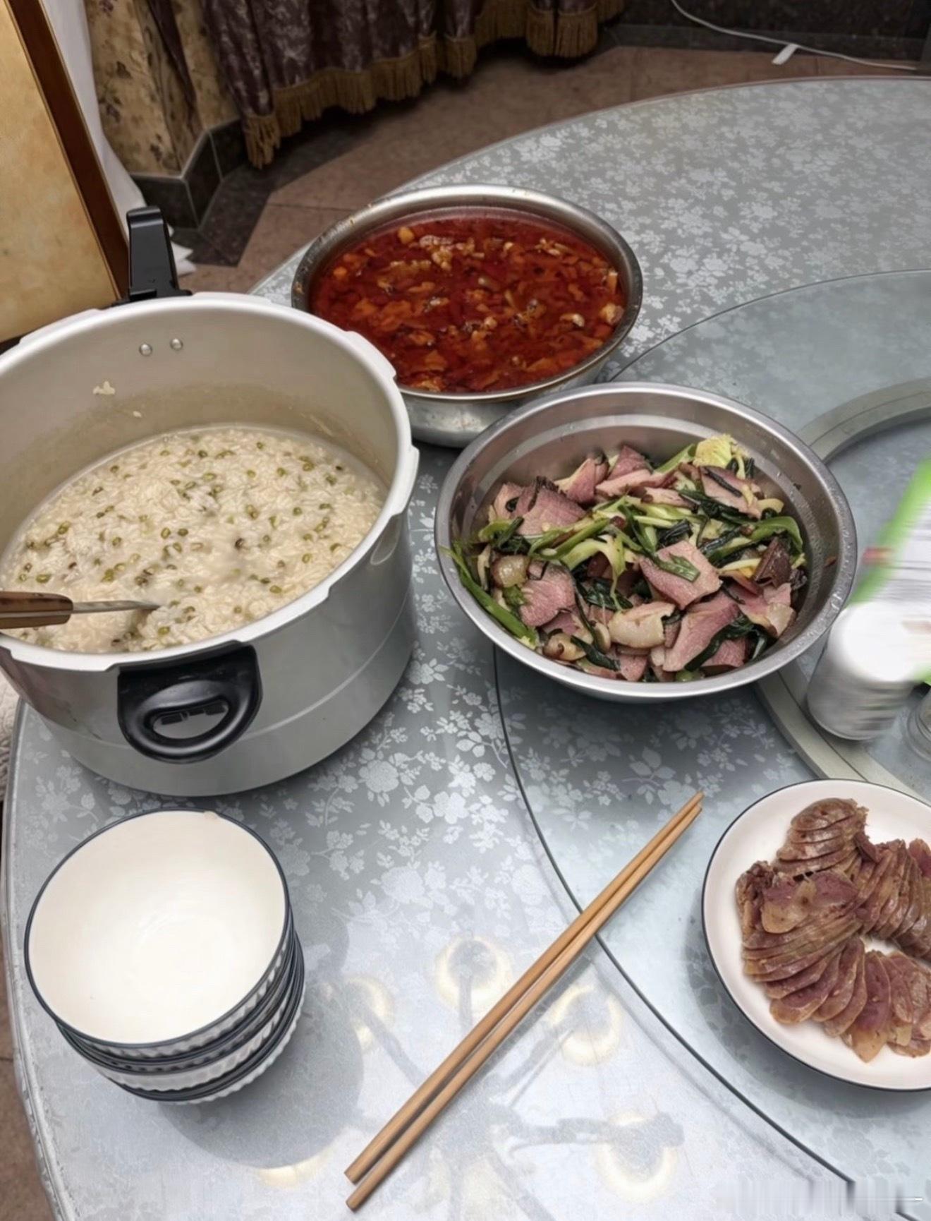 top吃饭菜都是用盆装的 
