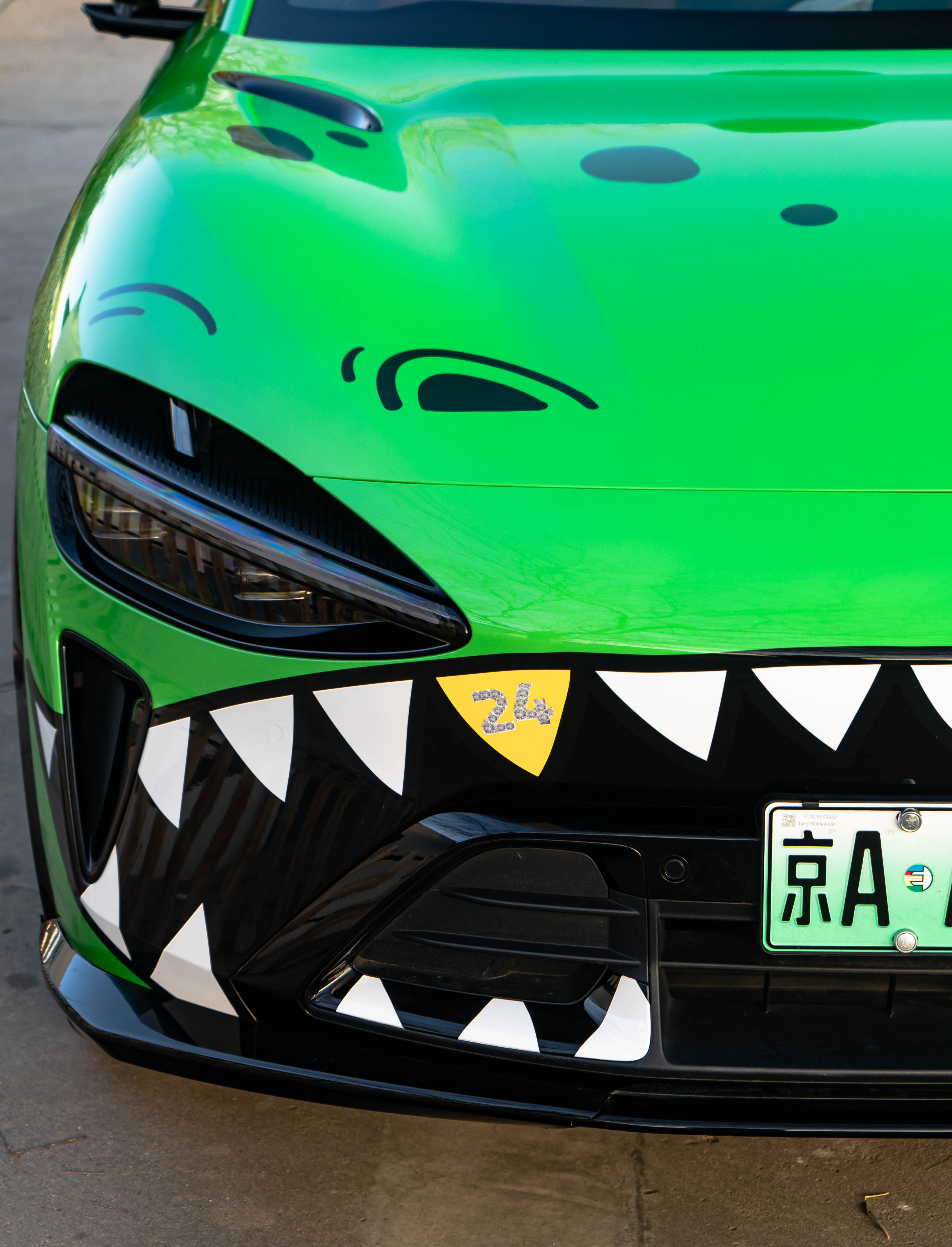 给店里的YU7贴了个绿恐龙