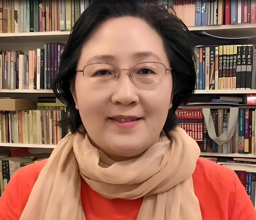 徐萌，女，1965年出生于河北承德。国家一级编剧，电视制作人。
北京师范大学中文