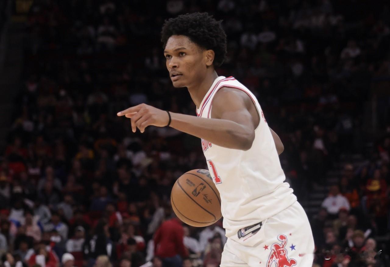 阿门汤普森减少自己的出手，做好本职工作！
今天对阵马刺的比赛中，阿门汤普森全场出