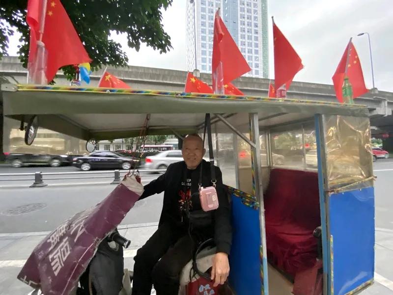 祝愿家国共团圆 中秋遇国庆，这是家与国的浪漫邂逅。“海上生明月，天涯共此时”，中