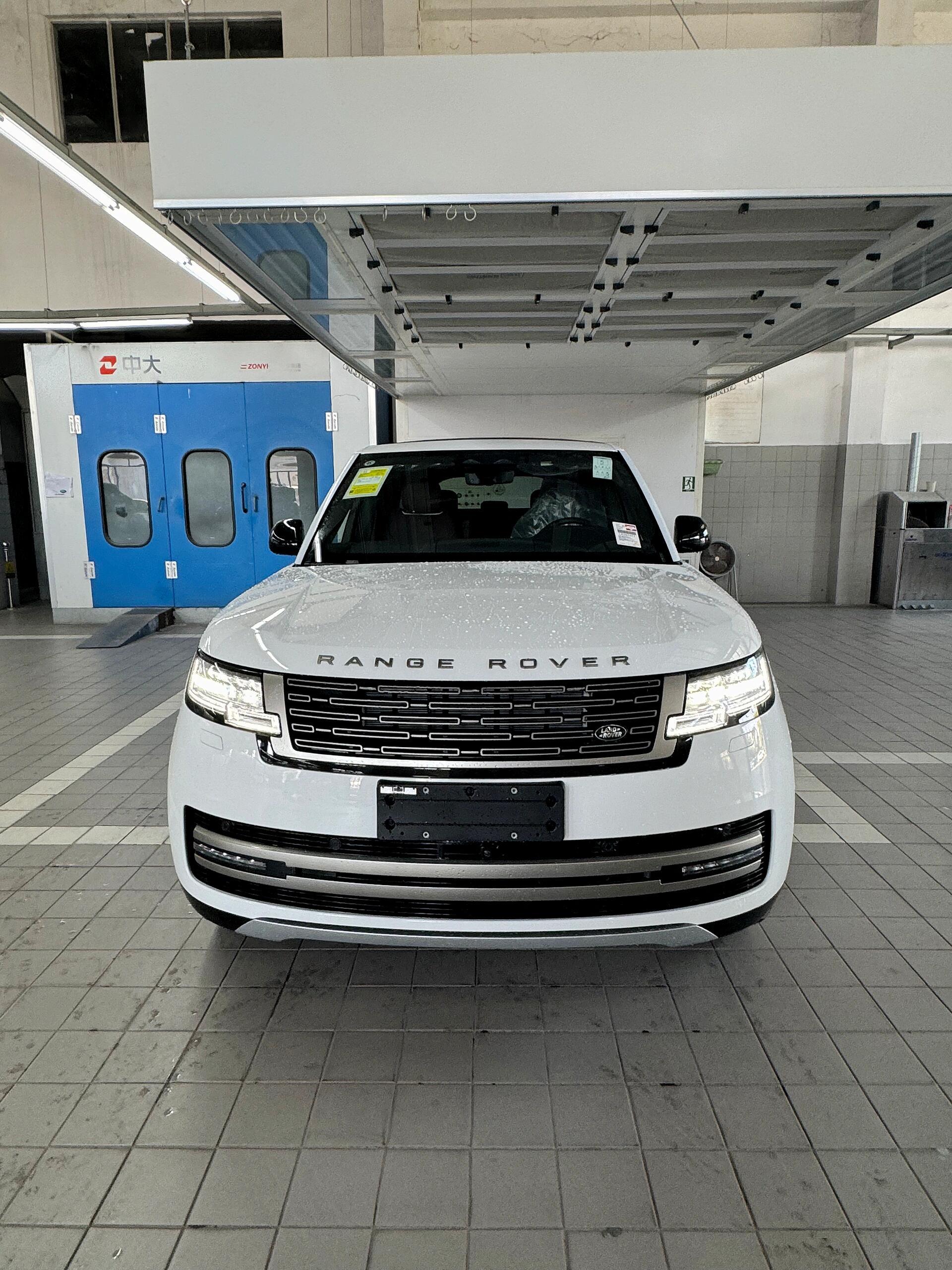 2025款揽胜盛世加长版5座 白外/内琥珀指导价：145.2万全款优惠8万全款裸