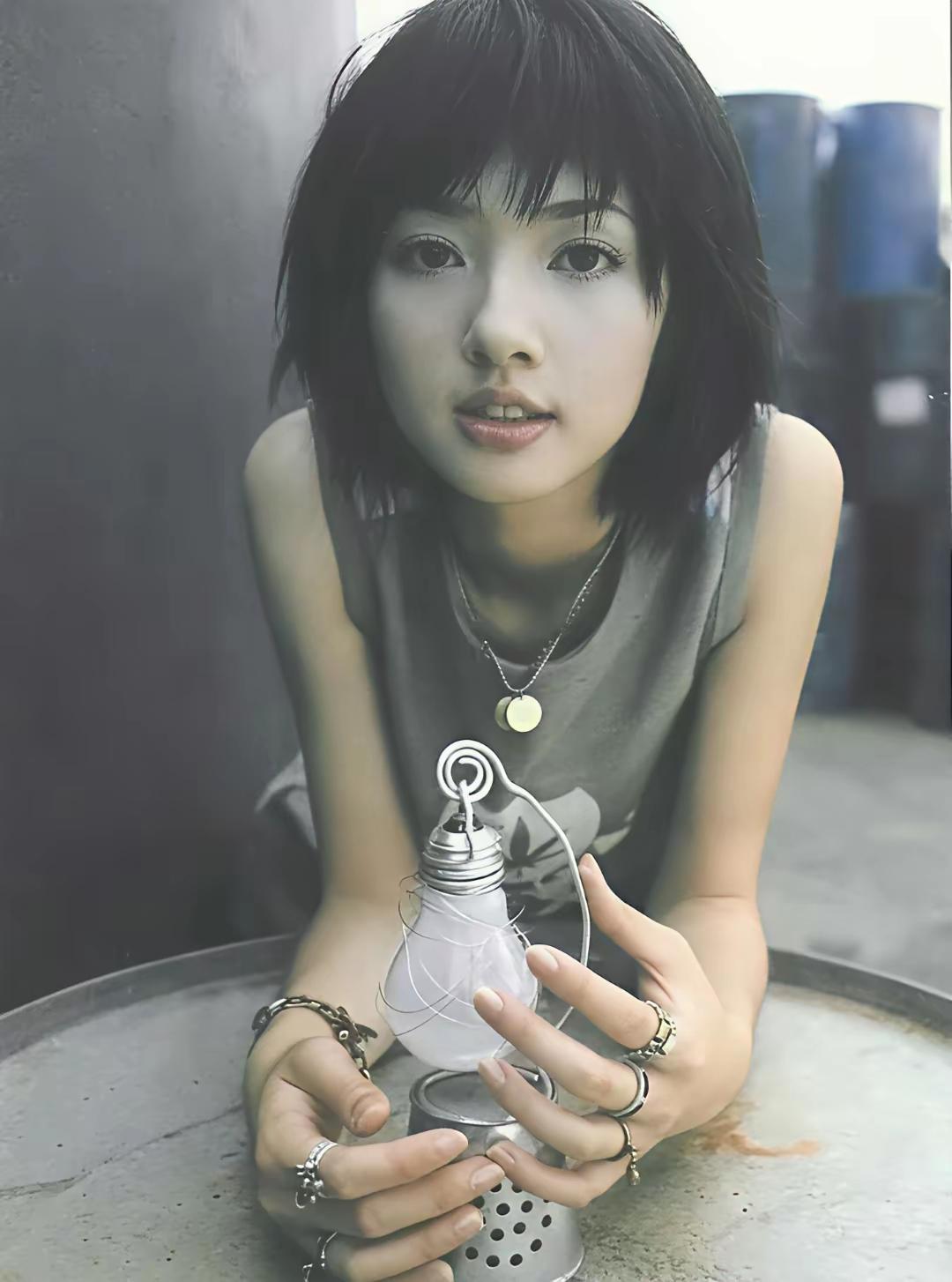 原来，真美女能驾驭一切风格。非黑长直造型的郭碧婷同样美得倾国倾城。即便只是普通的