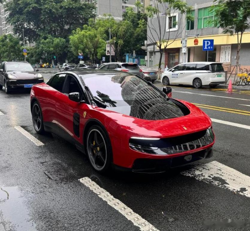 法拉利首款纯电动车Luce国内现身，售价398.38万元！️核心亮点：🎨 设计