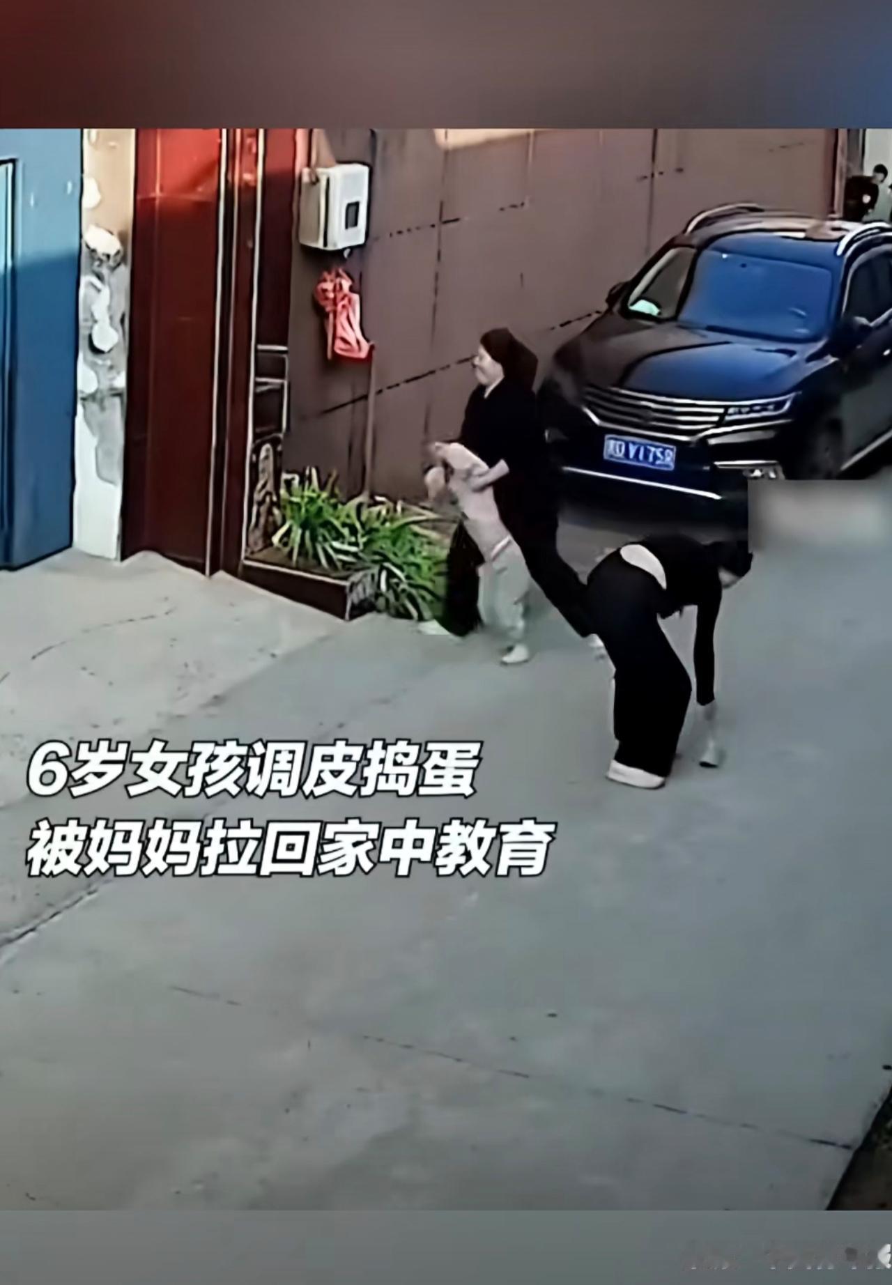 6岁女孩因调皮被妈妈教育，几名小伙伴透过门缝趴地“吃瓜”。