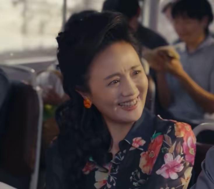 昨晚《小城大事》开播，
我想，最复杂、最煎熬的观众，
或许就是辛柏青老师了……