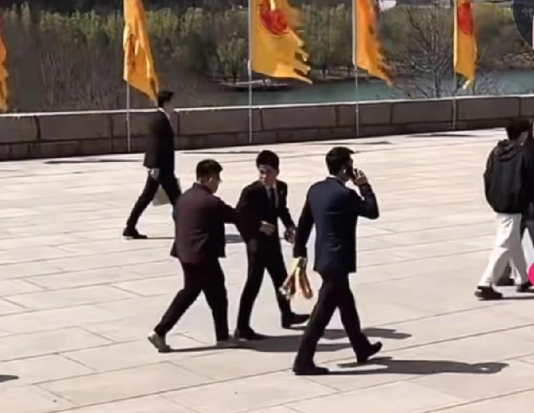 董宇辉去黄帝陵那会儿，

闫涵又跟在后面了。

不是站C位，没拿话筒，就拎个保温