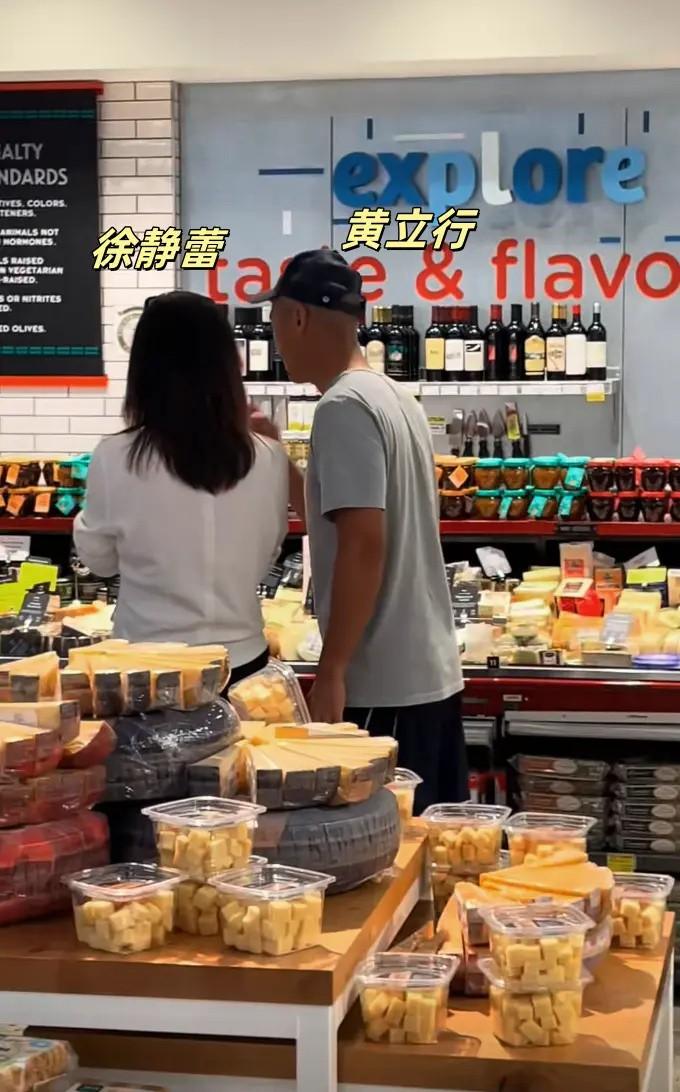 网友在美国偶遇徐静蕾黄立行逛超市，两人罕见合体同框，不时贴耳商量买东西，老夫老妻
