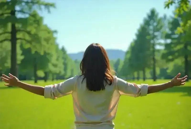 让你躺着别动的人，可能耽误了你的腰。
 
2023年，医学界撕掉了“静养”这张老