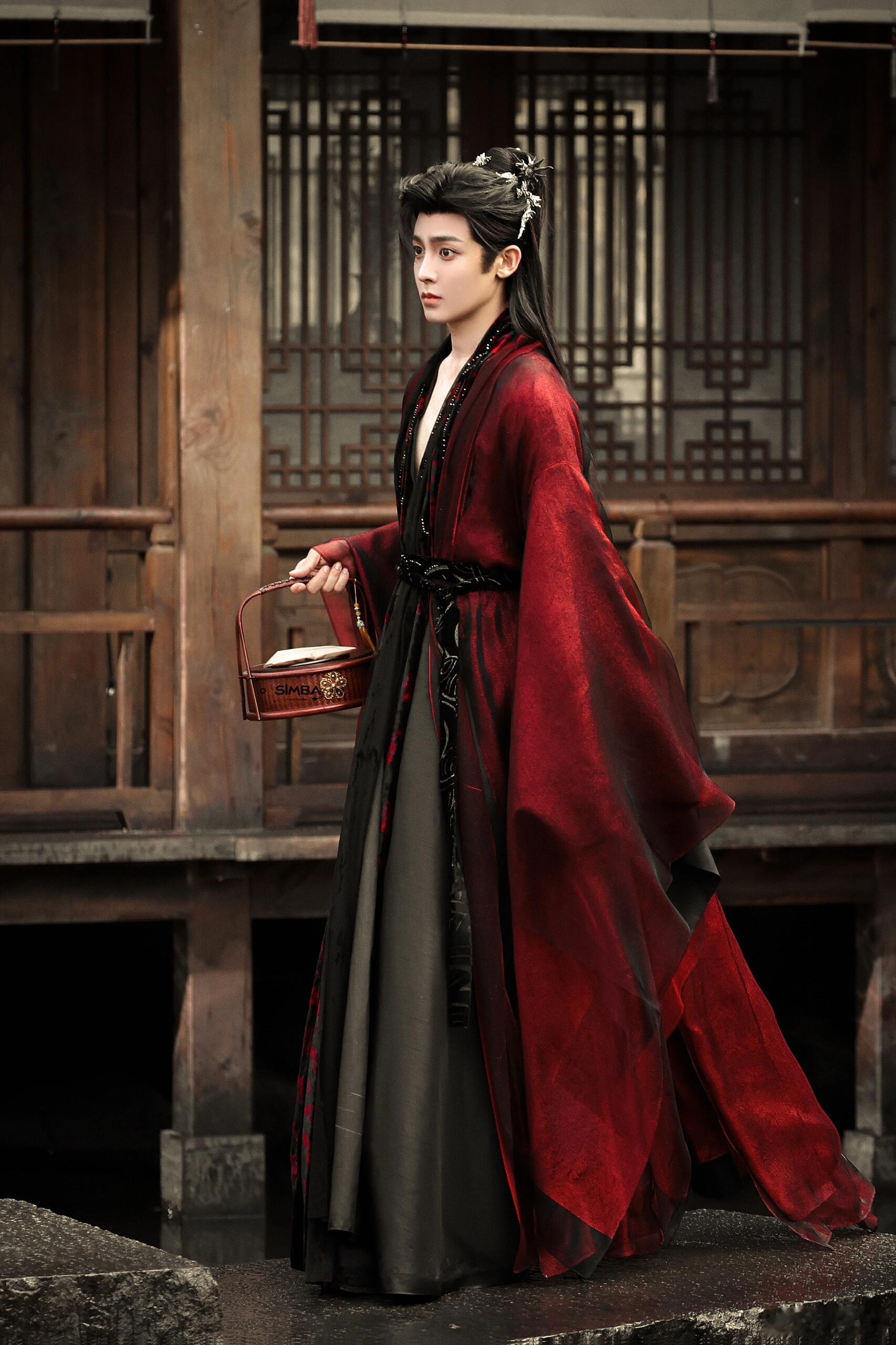 侯明昊新中式侯明昊用新中式造型再次证明，剧抛脸不仅能驾驭不同角色，还能hold住