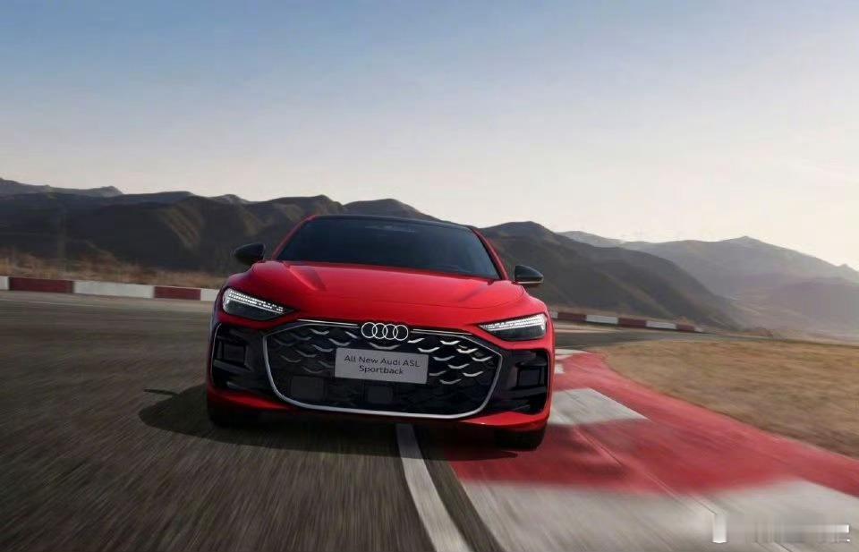 引擎轰鸣，风驰电掣！全新上汽奥迪A5L Sportback 惊艳亮相上海国际赛车