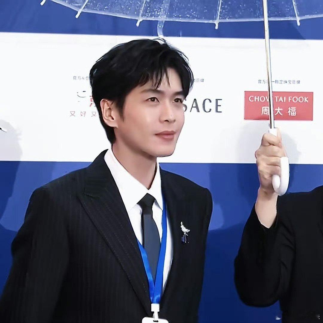 张若昀体制内的老公张若昀我体制内的老公张若昀今日活动路透氛围感拉满，一身笔挺西装