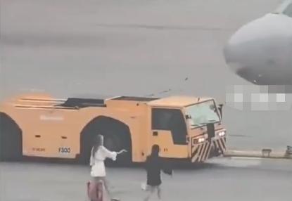 两女子把飞机当公交车，挥手叫停正摆渡的客机！

根据报道，这起把飞机当公交车挥手