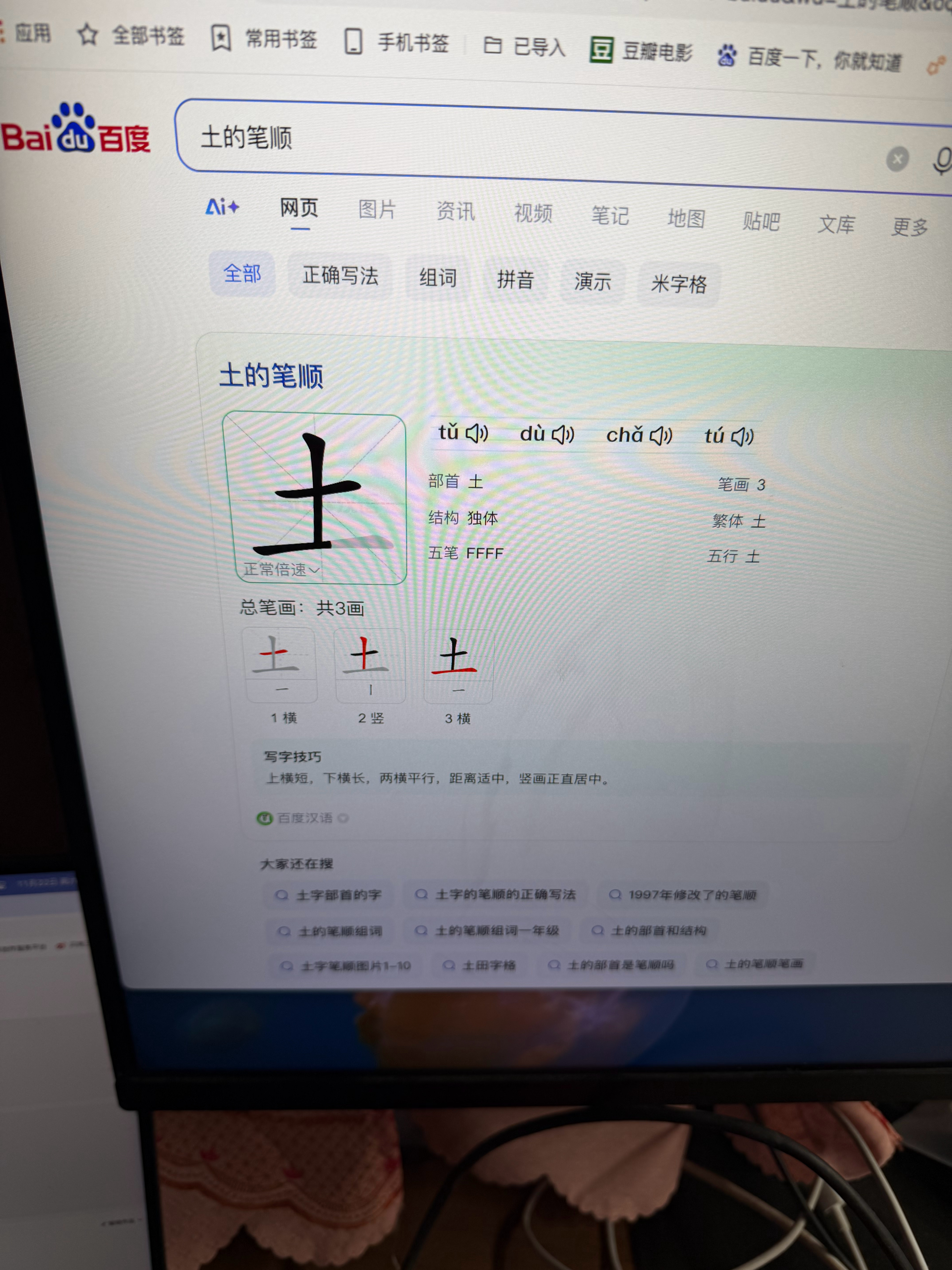 老师给学生布置的作业，家长也要辅助完成，这要是遇见爸妈都在外打工的，小孩的作业谁