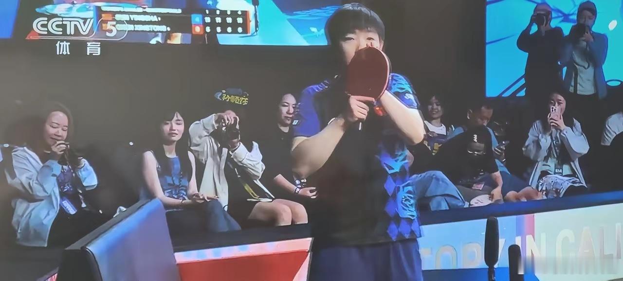 恭喜莎莎4:0横扫队友同同，轻松晋级四强！说实话，能想到莎莎会赢同同，但是没有想