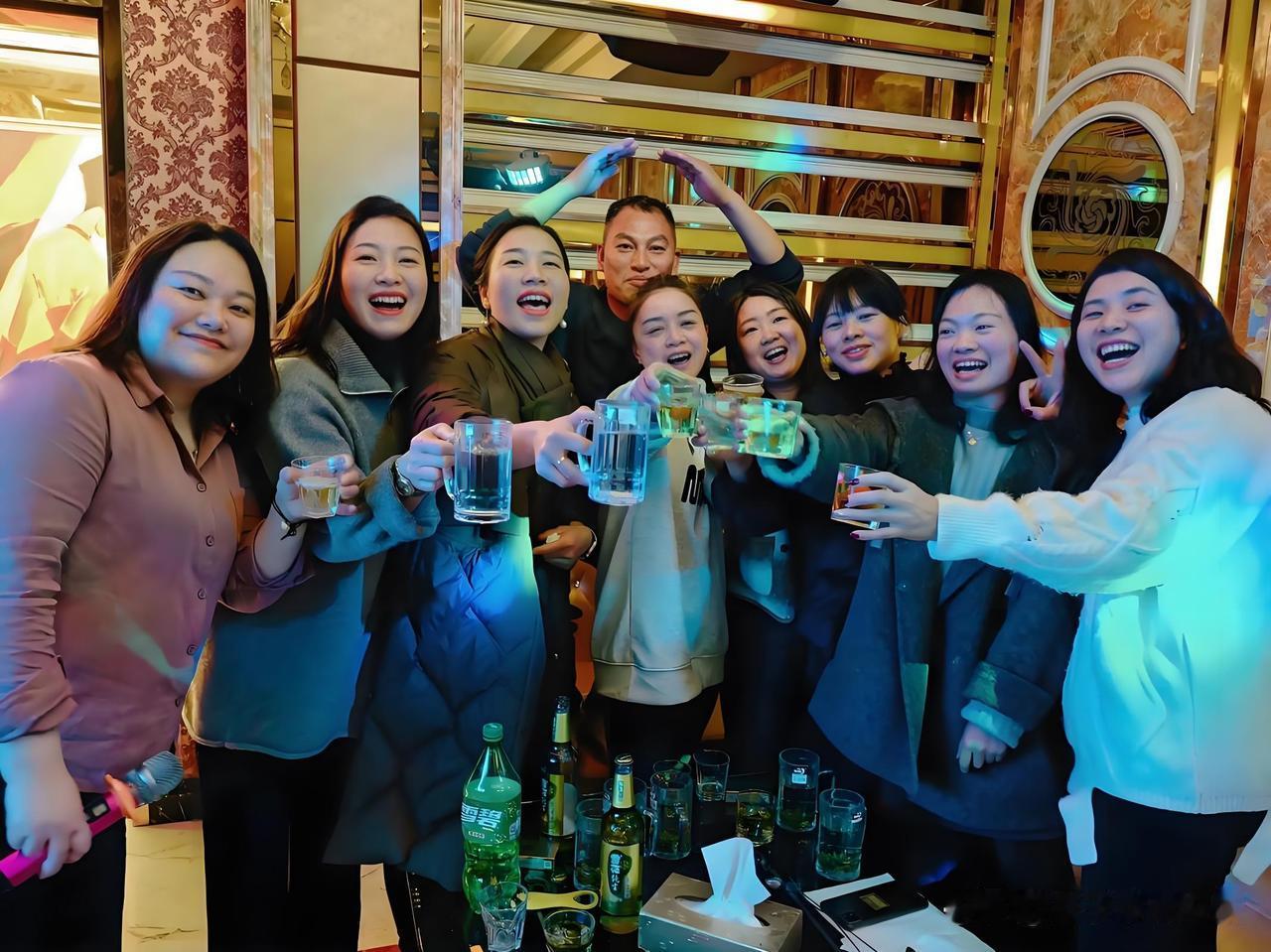 选对方式的同学聚会，完全可以做到全程松弛不尴尬。
不用搞大场面、不用硬凑几十人的
