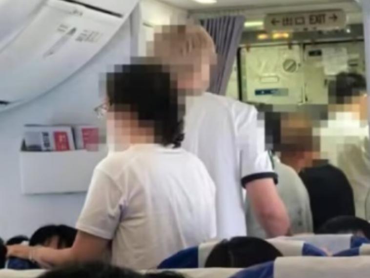万米高空，密闭机舱，乘客喝下同一款西梅汁，肠胃开始集体翻江倒海，在仅有的两个厕所
