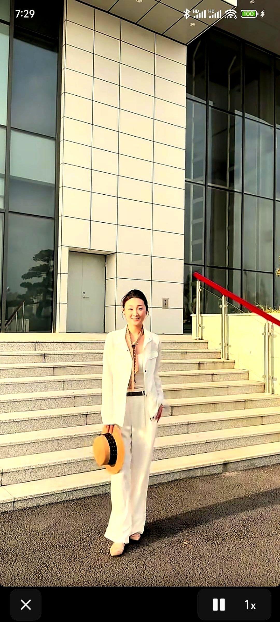 大衣哥采访被问前儿媳订婚，直接祝福圈粉全场？

朱之文直言她生活咋样跟我们没关系