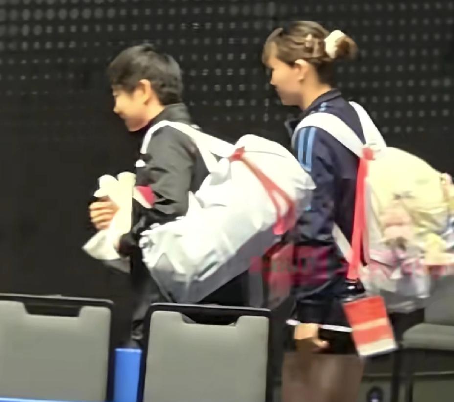 孙颖莎首秀对战好友刘炜珊，
真是“笑料百出”，
“迷糊莎”不是白叫的。

全运会